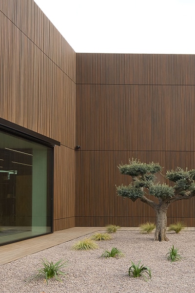 parete con maxi lastra che fa da testiera al letto