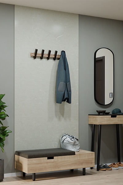 immagine rivestimento parete con una maxi lastra, di un magno con davanti un lavandino