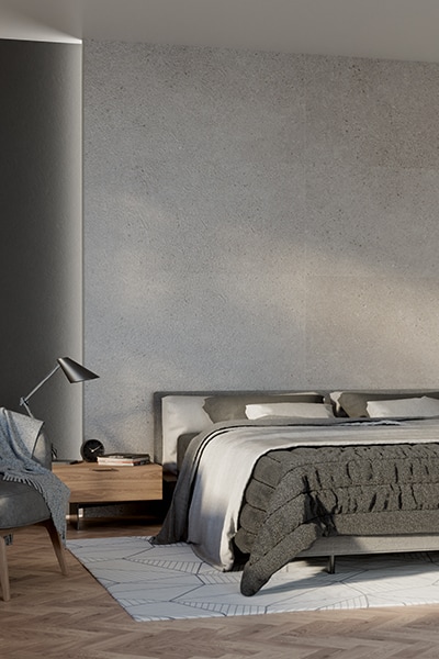 parete con maxi lastra che fa da testiera al letto